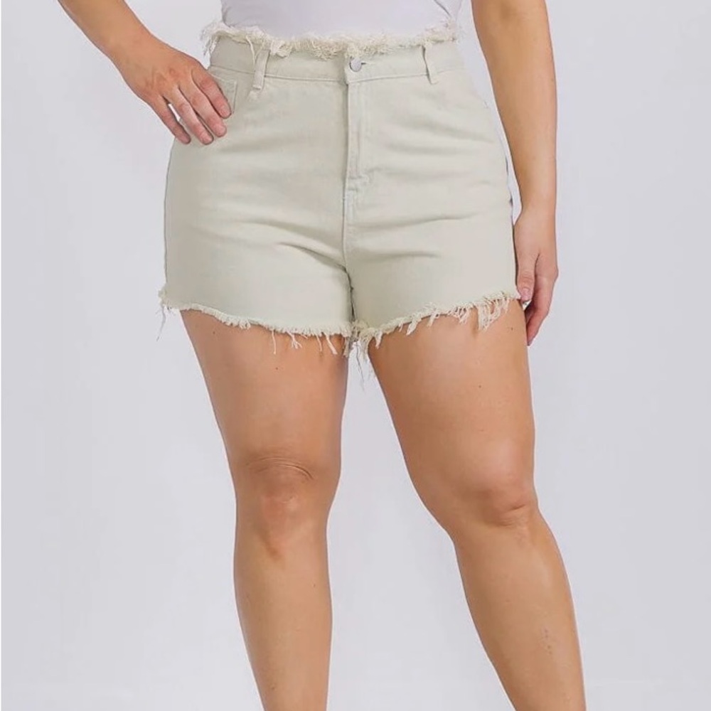 ⭐️Women's Cream Frayed Hem Shorts